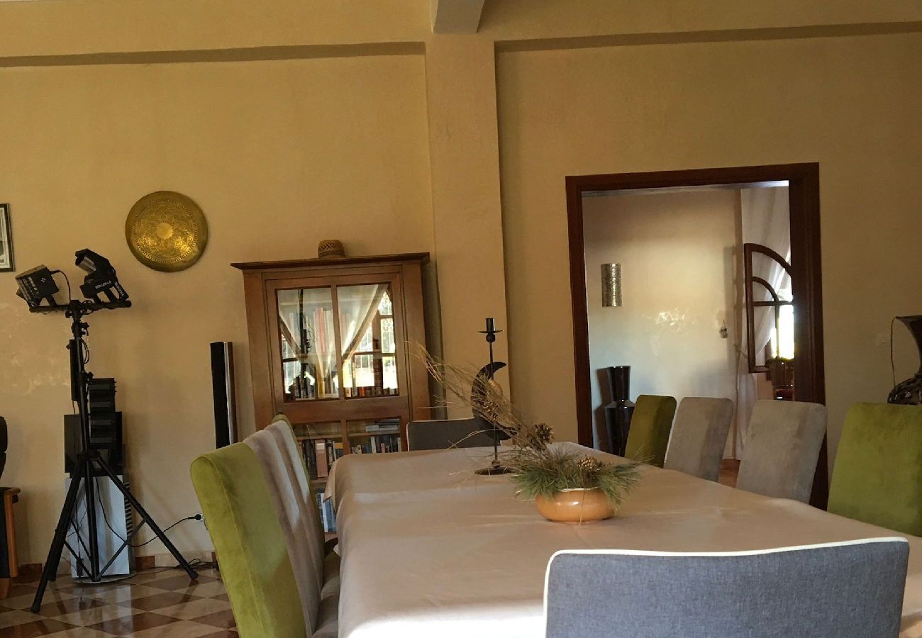Rent by room in Essaouira - Suite triple Chefchaouen avec salle d'eau privative vue jardin