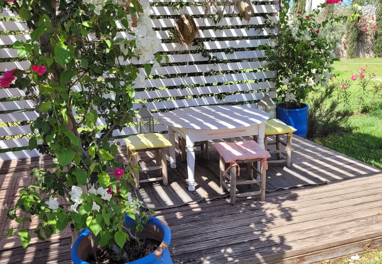 Rent by room in Essaouira - Suite triple Chefchaouen avec salle d'eau privative vue jardin