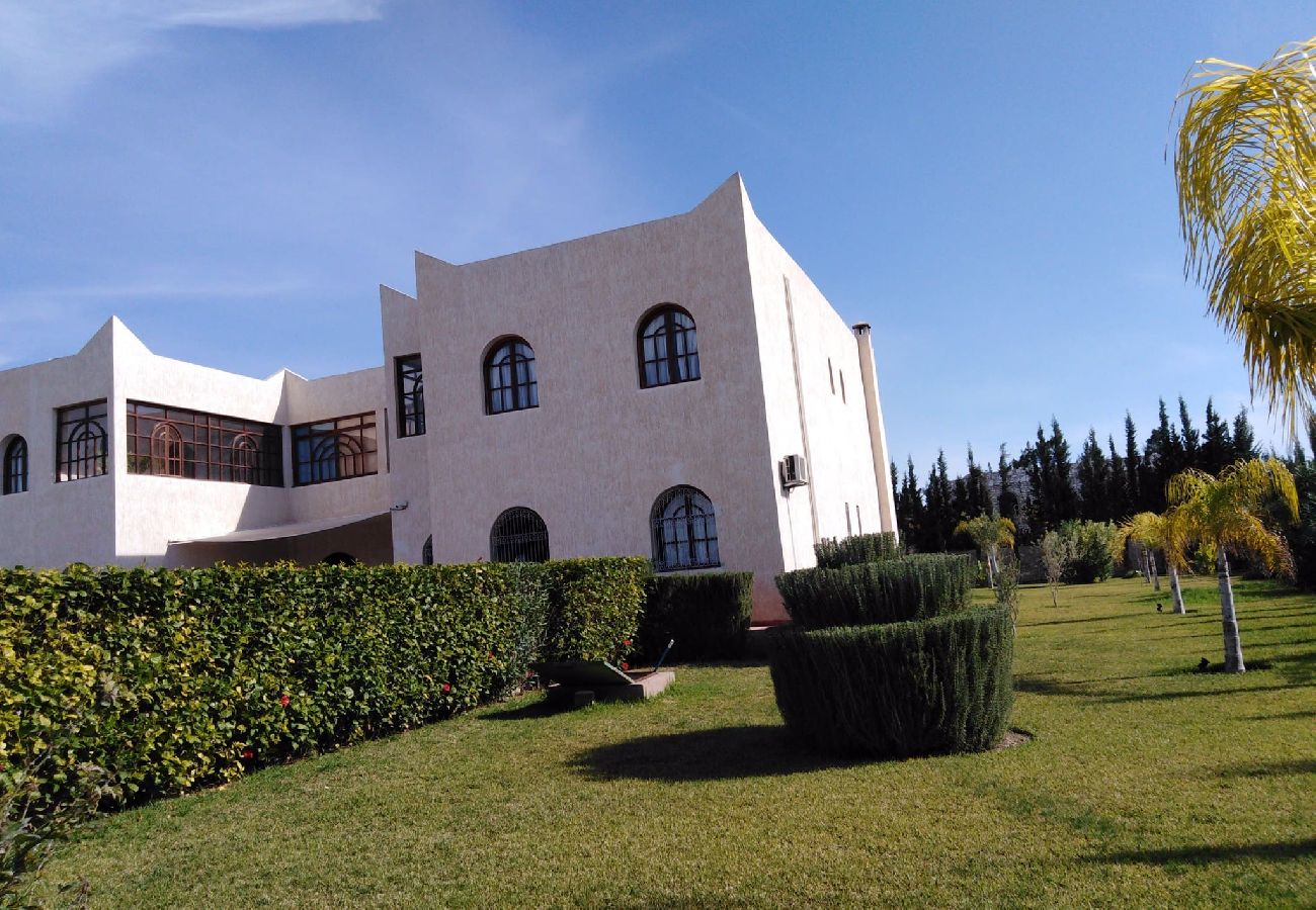 Rent by room in Essaouira - Suite triple Gnaoua avec salle d'eau privative vue sur la piscine