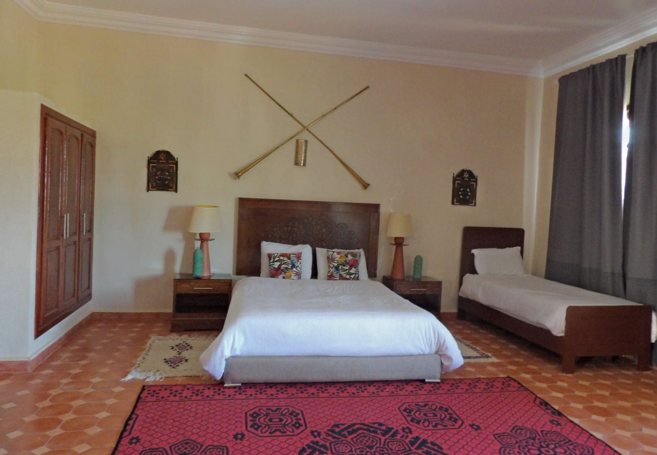 Rent by room in Essaouira - Suite triple Gnaoua avec salle d'eau privative vue sur la piscine