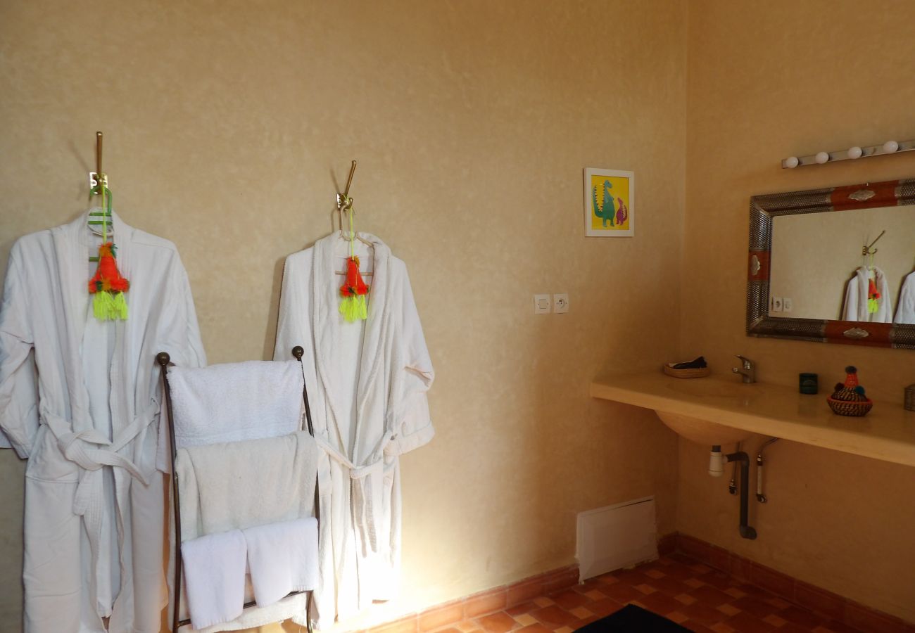 Rent by room in Essaouira - Suite triple Gnaoua avec salle d'eau privative vue sur la piscine