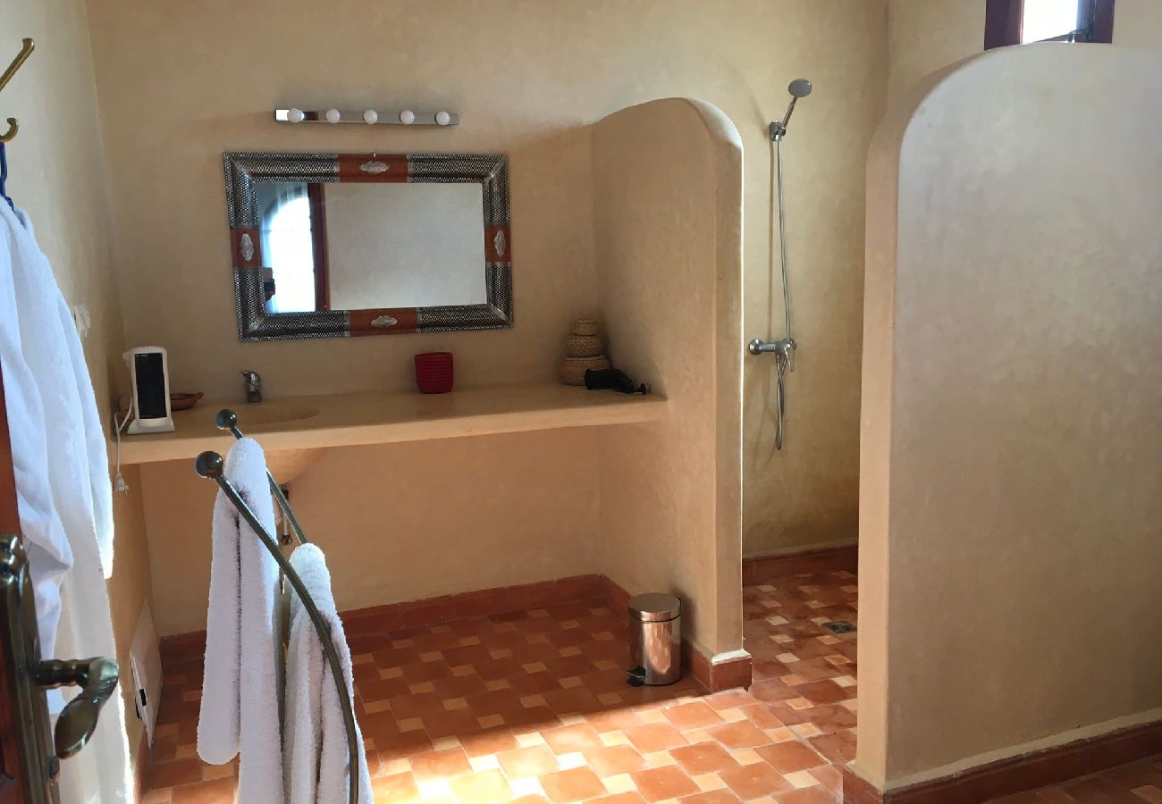 Chambres d'hôtes à Essaouira - Suite triple Gnaoua avec salle d'eau privative vue sur la piscine